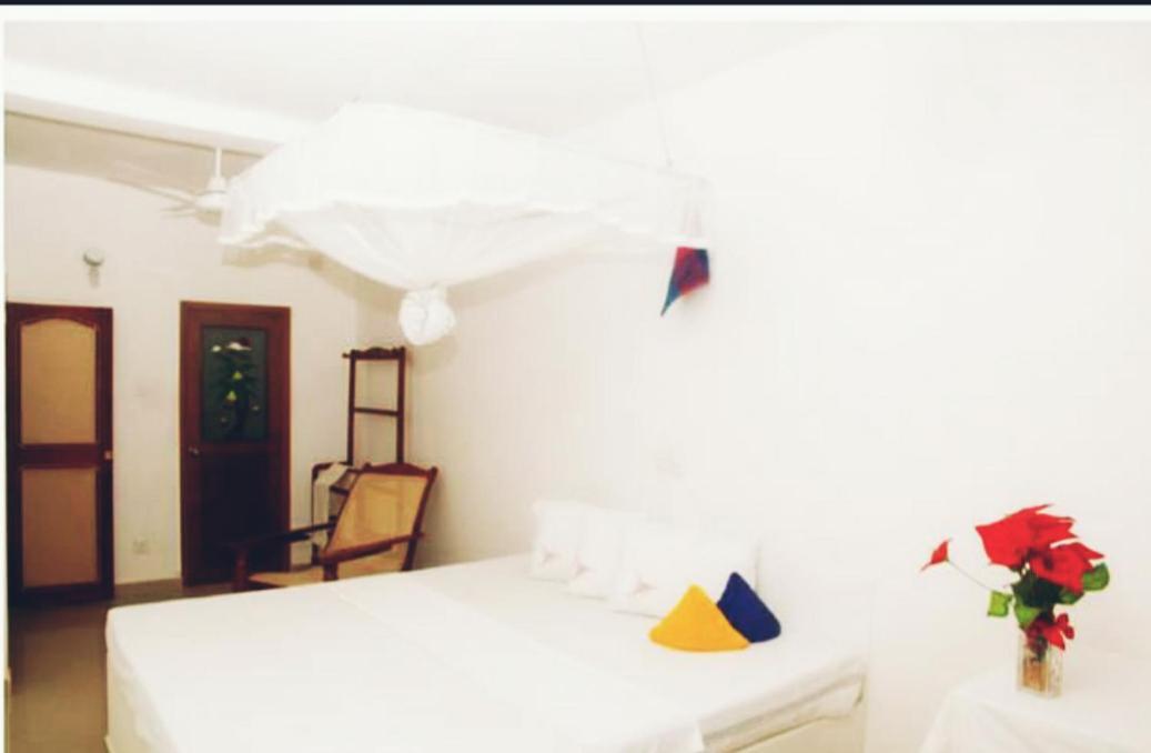 Githmini Beach House And Toures Хіккадува Екстер'єр фото